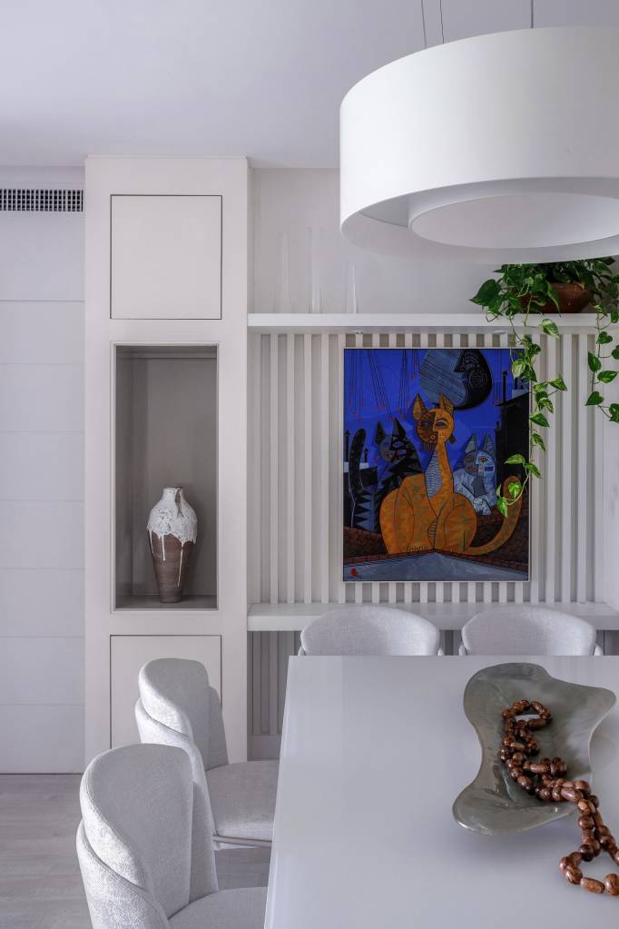 Reforma em apartamento de Carol Macedo cria ambientes minimalistas. Projeto de Livia Quintella. Na foto, sala de jantar branca.