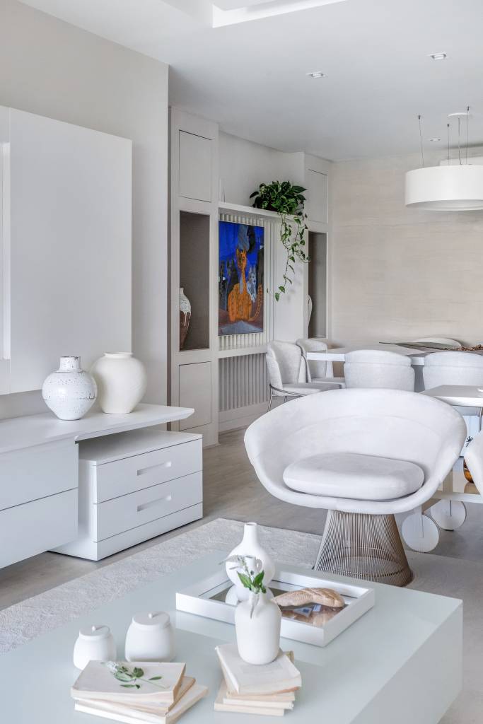 Reforma em apartamento de Carol Macedo cria ambientes minimalistas. Projeto de Livia Quintella. Na foto, sala de estar, poltronas brancas, sofá branco.