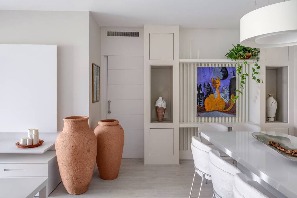 Reforma em apartamento de Carol Macedo cria ambientes minimalistas. Projeto de Livia Quintella. Na foto, sala de jantar, vasos grandes de cerâmica.