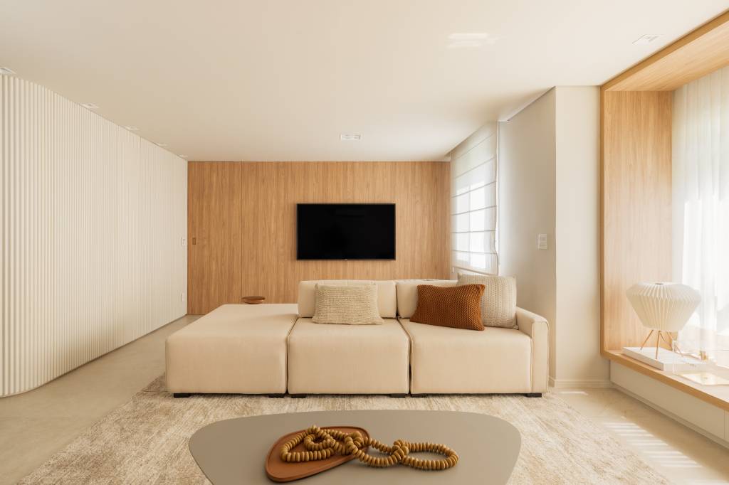 Reforma de apartamento de 67 m² une memória afetiva, design e funcionalidade. Projeto de Degradê Arquitetura. Living com TV.