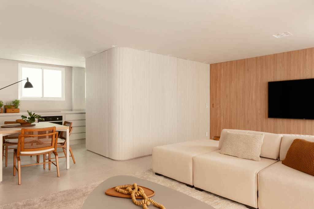 Reforma de apartamento de 67 m² une memória afetiva, design e funcionalidade. Projeto de Degradê Arquitetura. Living e cozinha.