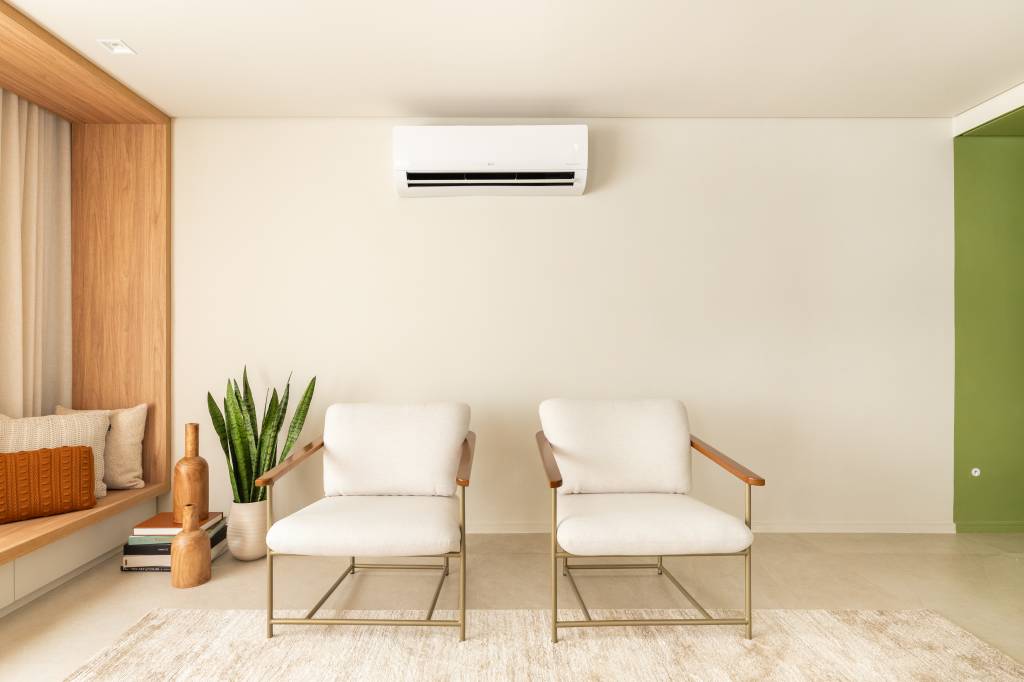 Reforma de apartamento de 67 m² une memória afetiva, design e funcionalidade. Projeto de Degradê Arquitetura. Living.