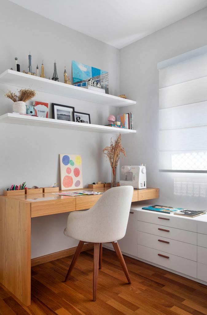 Reforma em apê cria mezanino na sala a partir de estrutura metálica. Projeto de Carolina Gouvea. Na foto, home office.