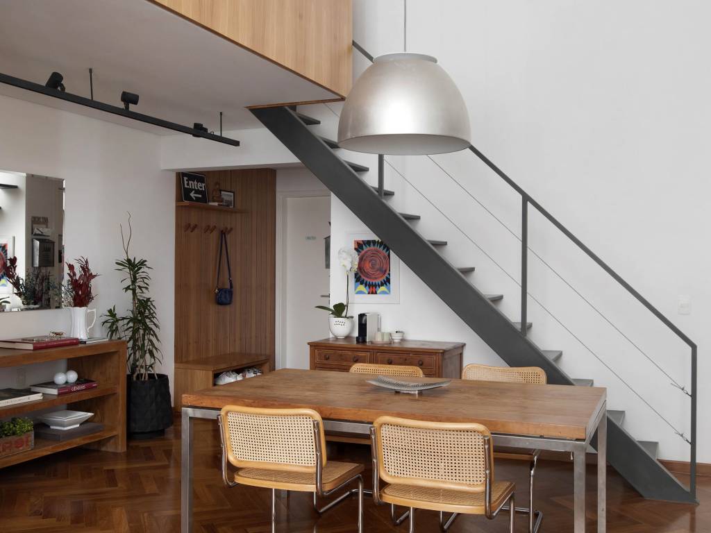 Reforma em apê cria mezanino na sala a partir de estrutura metálica