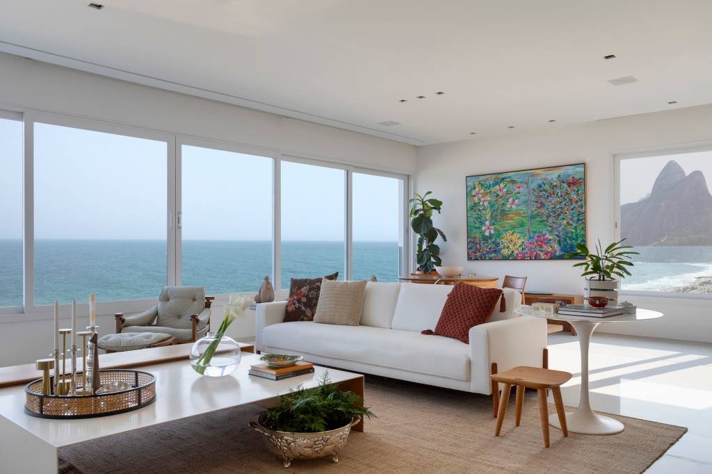 Reformado, apartamento de 290 m² tem vista para o mar como destaque