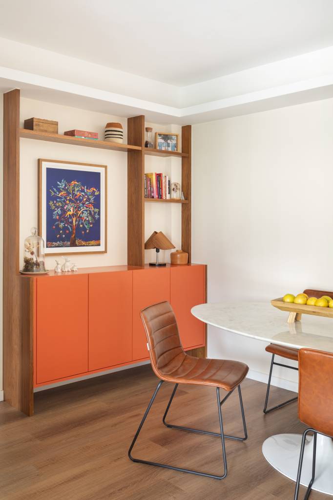 Renovação econômica deixa apê de 70 m² mais colorido com laranja e verde. Projeto Co+Lab Juntos Arquitetura. Na foto, sala de jantar, buffet laranja.