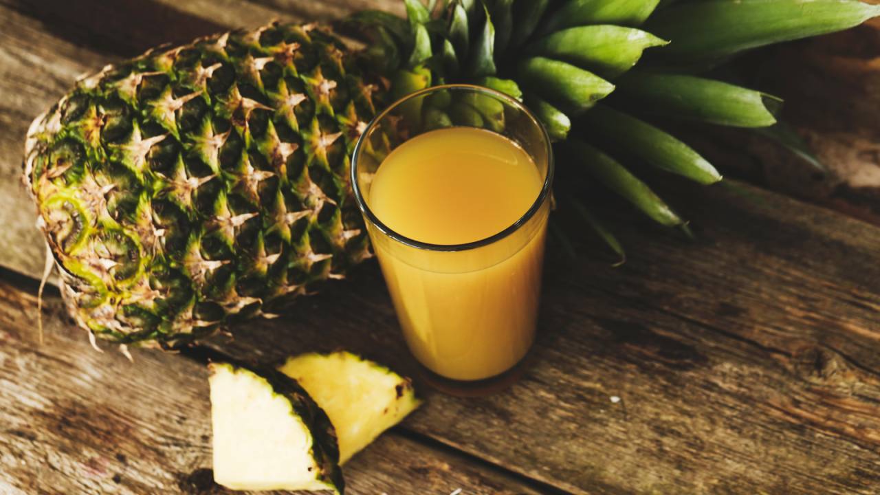 Transforme cascas de abacaxi em um suco nutritivo e saboroso!