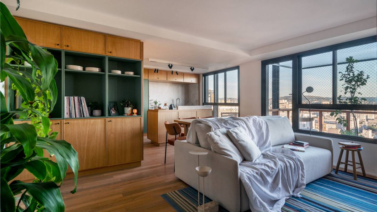 Apê de 70 m² com geometria complexa ganha soluções inteligentes. Projeto de 0E1 Arquitetos. Na foto, sala e cozinha integradas.