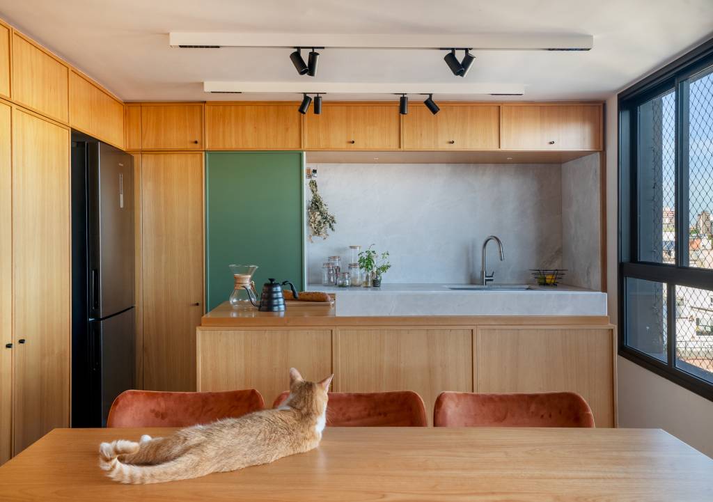 Apê de 70 m² com geometria complexa ganha soluções inteligentes. Projeto de 0E1 Arquitetos. Na foto, cozinha com marcenaria planejada.