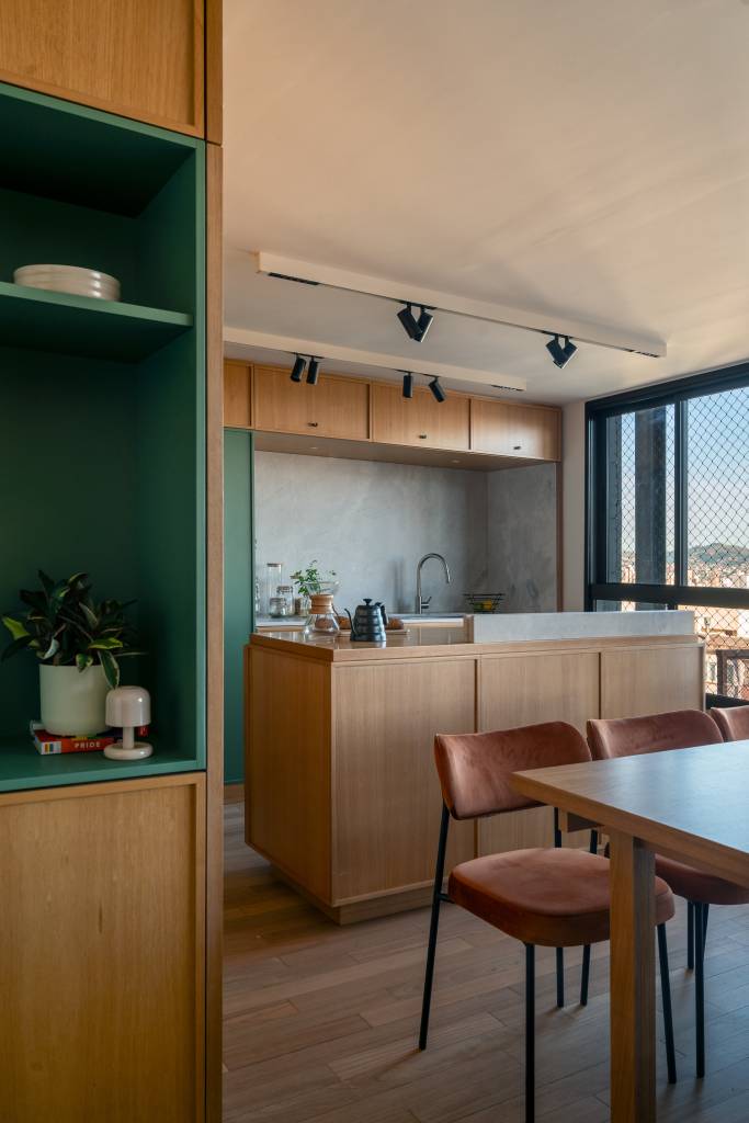 Apê de 70 m² com geometria complexa ganha soluções inteligentes. Projeto de 0E1 Arquitetos. Na foto, cozinha e sala de jantar integradas.