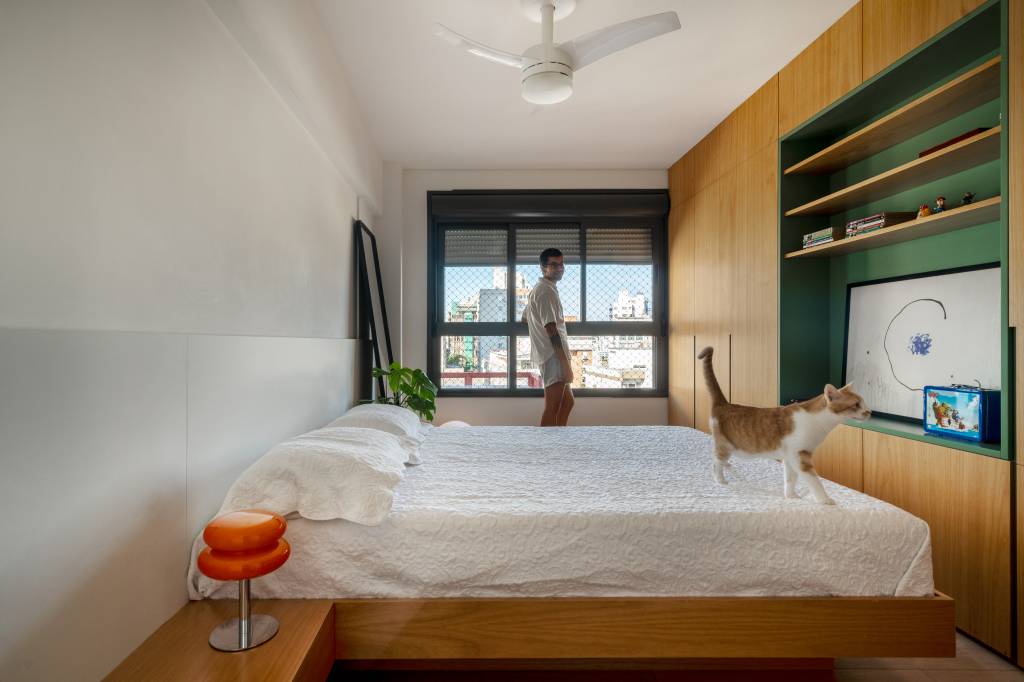 Apê de 70 m² com geometria complexa ganha soluções inteligentes. Projeto de 0E1 Arquitetos. Na foto, quarto pequeno com marcenaria planejada.