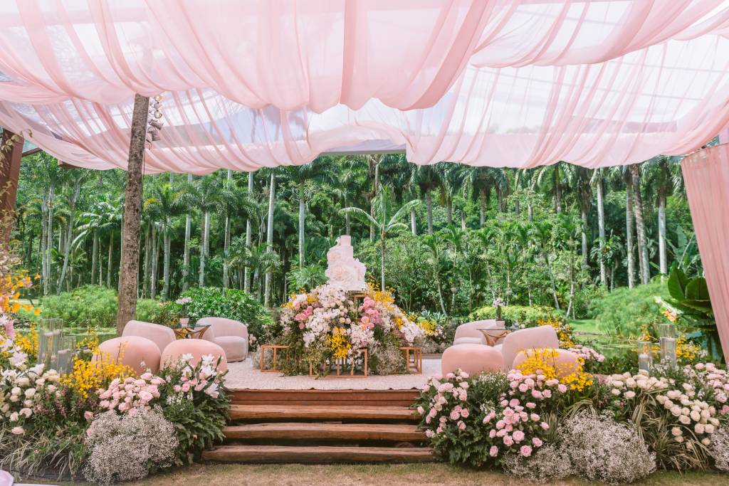 Disney e Tailândia inspiram o cenário do casamento de Larissa Manoela. Na foto, área do bolo.