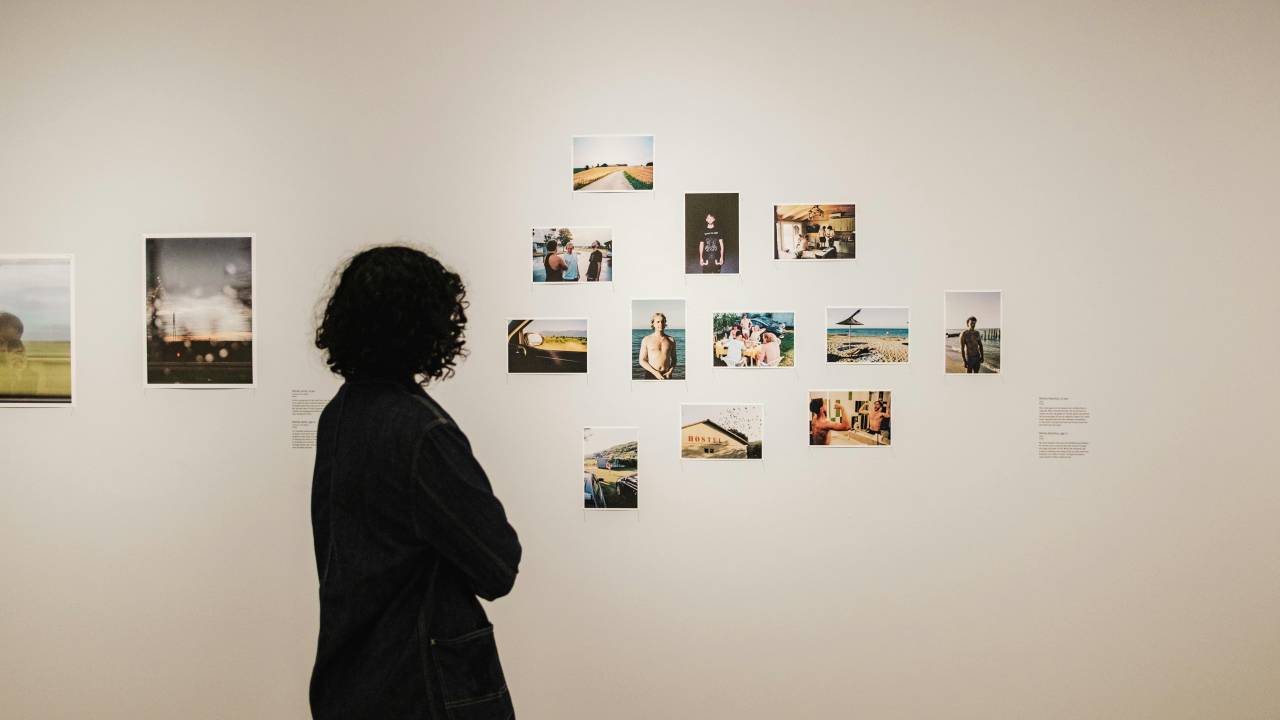 Passeio cultural: cinco exposições para visitar em São Paulo. Na foto, mulher em exposição.