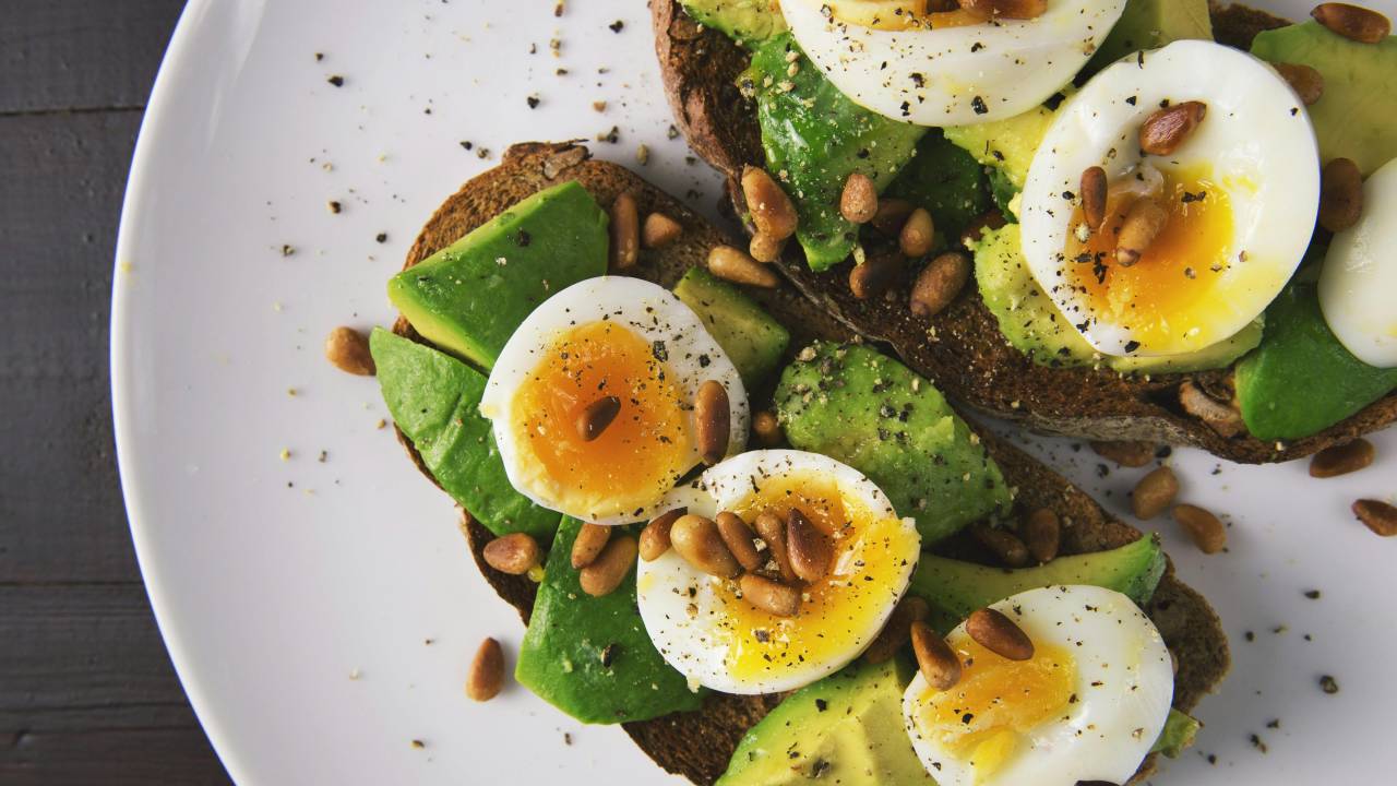 Saiba como organizar a rotina alimentar após as festas de fim de ano. Na foto, torradas com avocado e ovo.