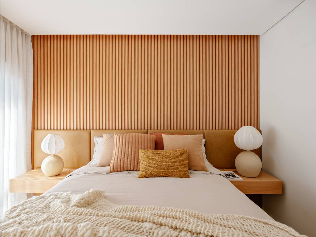 Apartamento de 120 m² tem jardim charmoso em prateleiras na varanda. Projeto de Rua 141 Arquitetura.