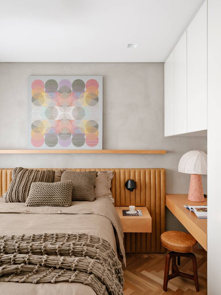 Apartamento de 120 m² tem jardim charmoso em prateleiras na varanda. Projeto de Rua 141 Arquitetura.