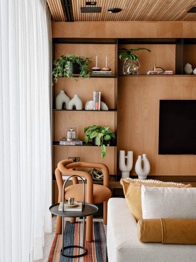 Apartamento de 120 m² tem jardim charmoso em prateleiras na varanda. Projeto de Rua 141 Arquitetura.