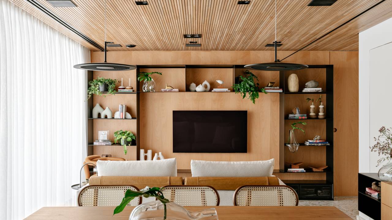 Apartamento de 120 m² tem jardim charmoso em prateleiras na varanda. Projeto de Rua 141 Arquitetura.