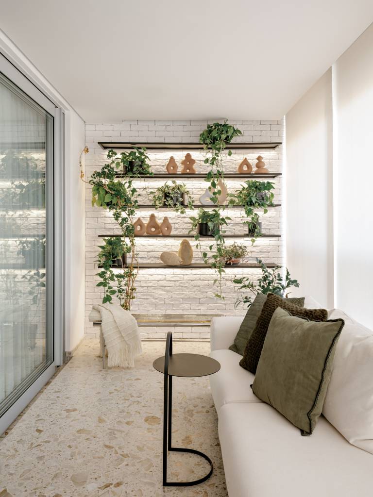 Apartamento de 120 m² tem jardim charmoso em prateleiras na varanda. Projeto de Rua 141 Arquitetura.