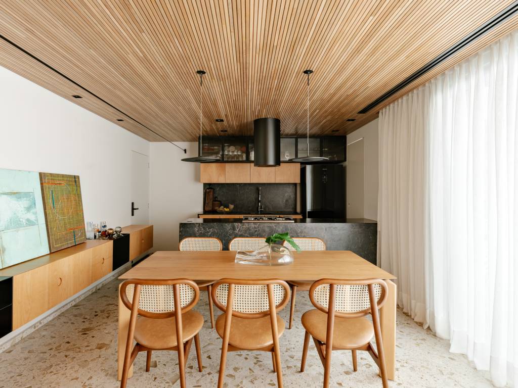 Apartamento de 120 m² tem jardim charmoso em prateleiras na varanda. Projeto de Rua 141 Arquitetura.