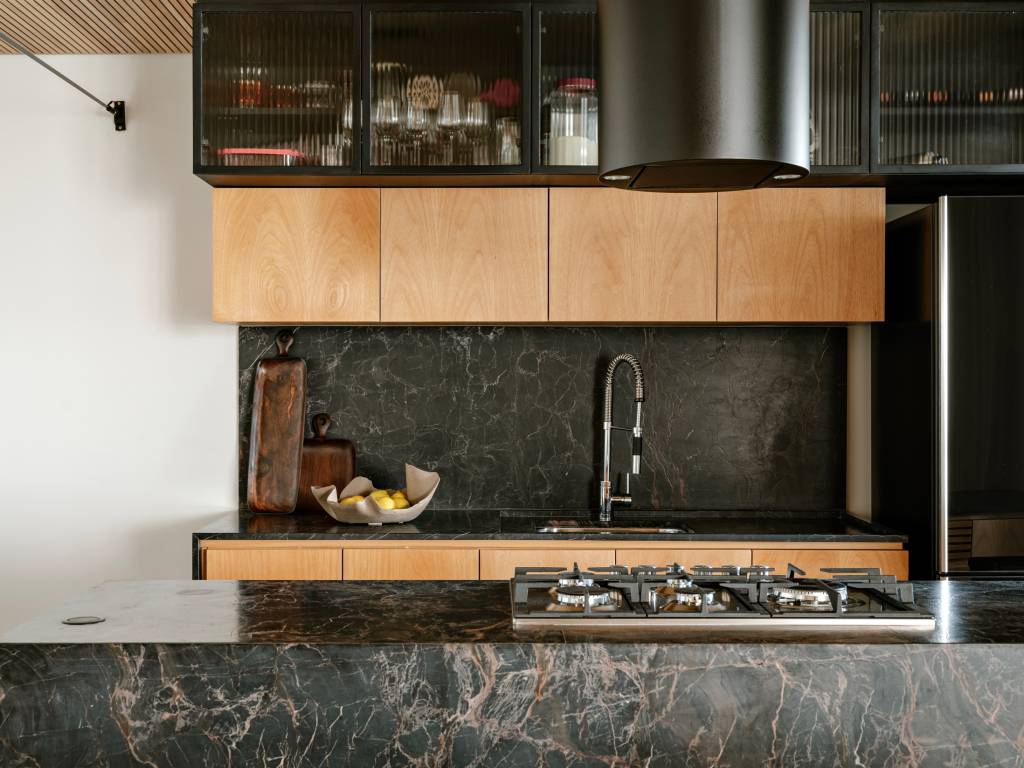 Apartamento de 120 m² tem jardim charmoso em prateleiras na varanda. Projeto de Rua 141 Arquitetura.