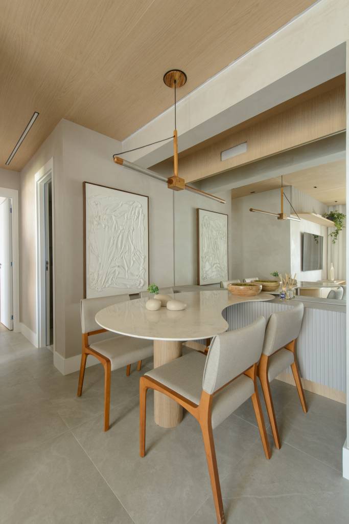 Apê de 56 m² em tons de bege tem divisória articulada entre sala e cozinha. Projeto de Ana Carolina Queiroz Arquitetura.