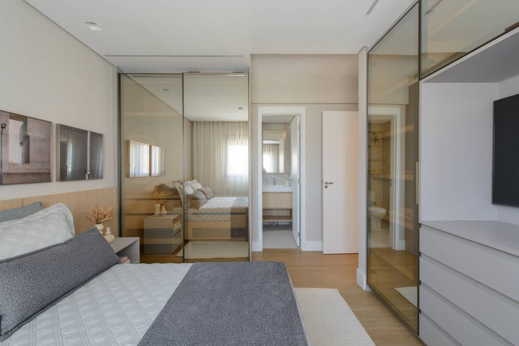 Apê de 56 m² em tons de bege tem divisória articulada entre sala e cozinha. Projeto de Ana Carolina Queiroz Arquitetura.