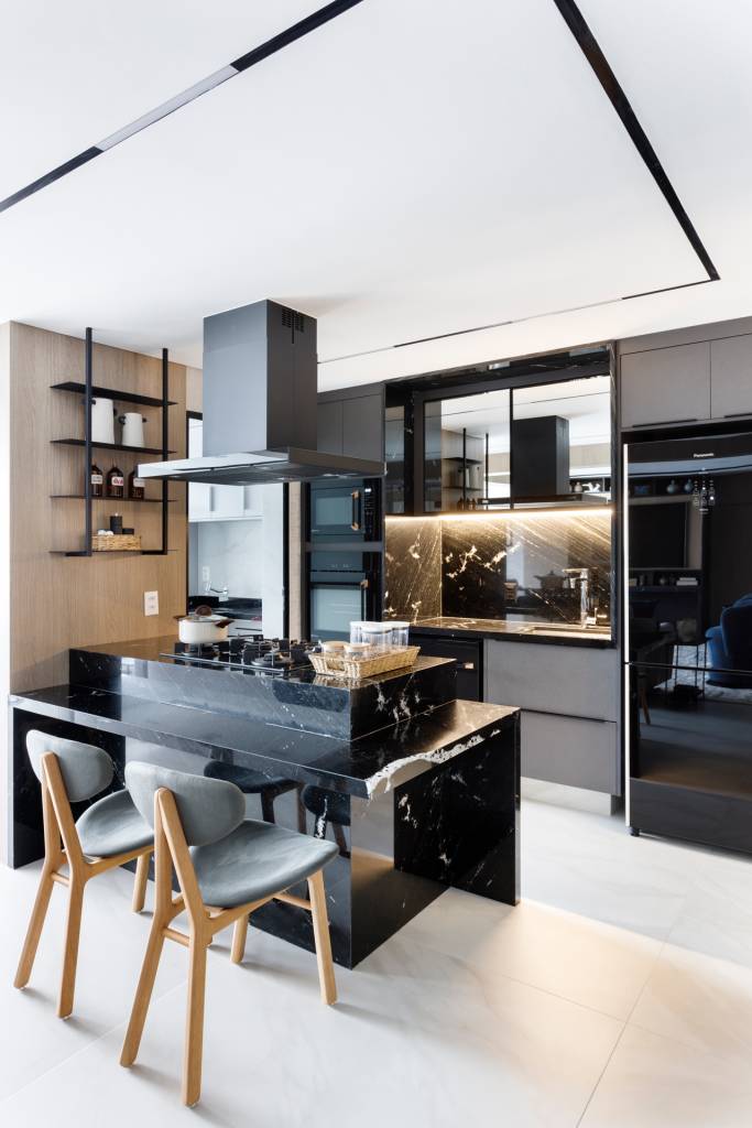 Apê de 147 m² tem dois escritórios — um deles na varanda! Projeto de Aline Lopes. Cozinha com marcenaria preta.