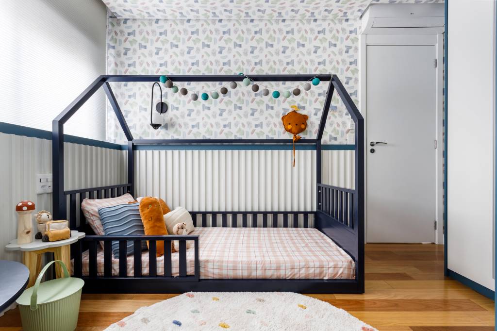 Apê de 147 m² tem dois escritórios — um deles na varanda! Projeto de Aline Lopes. Quarto infantil com cama montessoriana e papel de parede estampado.