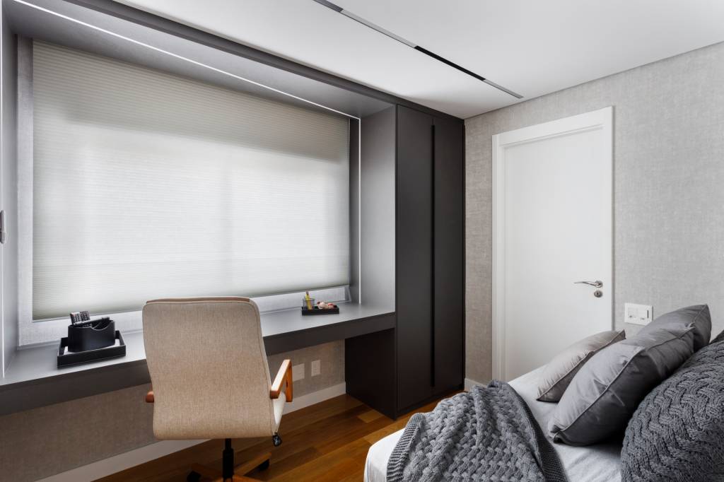 Apê de 147 m² tem dois escritórios — um deles na varanda!