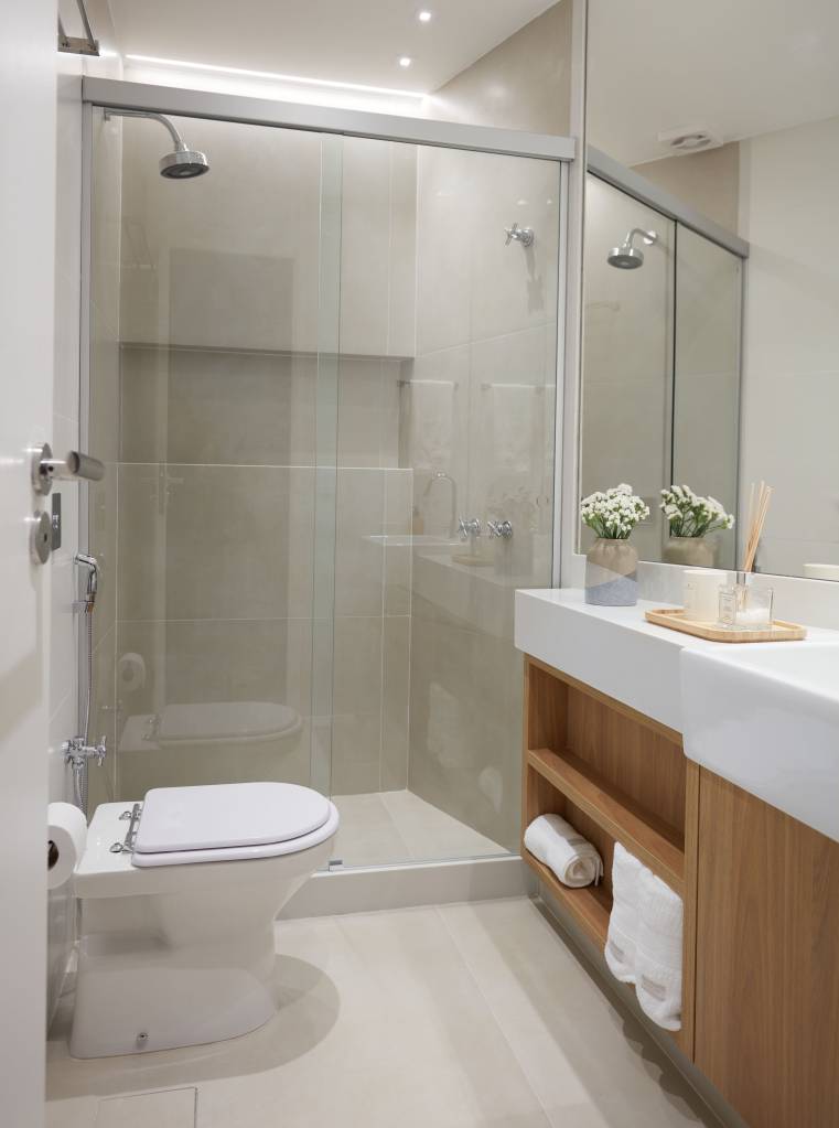 Apê de 50 m² tem portas de correr e bancada de trabalho na estante. Projeto de Carolina Gouvea Arquitetura. Na foto, banheiro.