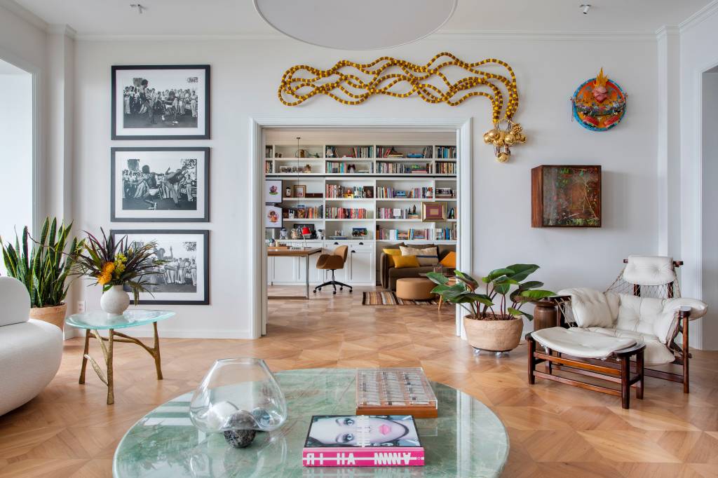 Apê de Taís Araújo e Lázaro Ramos tem varanda ampla de 50 m². Projeto de Escala Arquitetura.