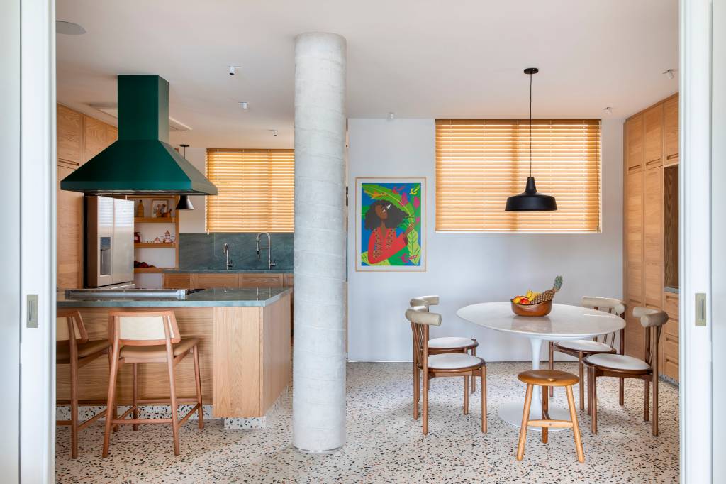 Apê de Taís Araújo e Lázaro Ramos tem varanda ampla de 50 m². Projeto de Escala Arquitetura.