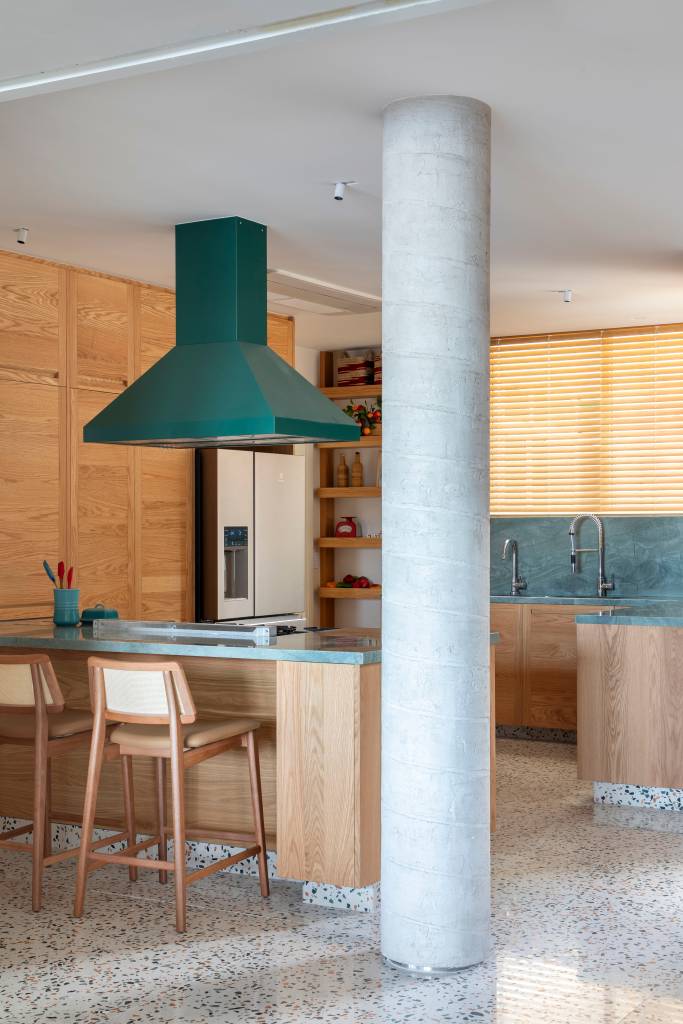 Apê de Taís Araújo e Lázaro Ramos tem varanda ampla de 50 m². Projeto de Escala Arquitetura.