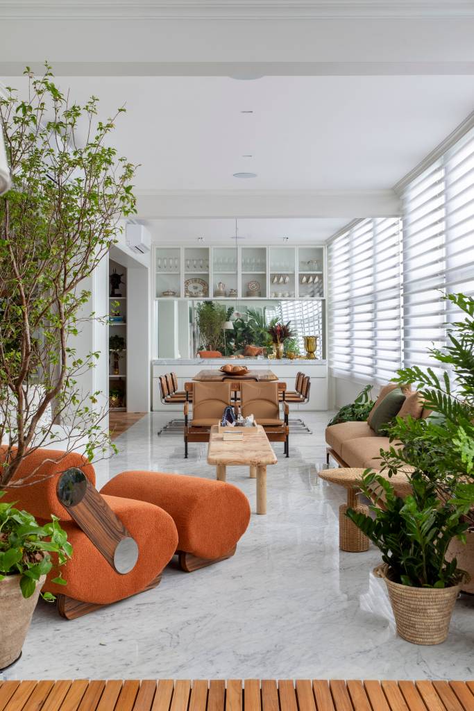 Apê de Taís Araújo e Lázaro Ramos tem varanda ampla de 50 m². Projeto de Escala Arquitetura.