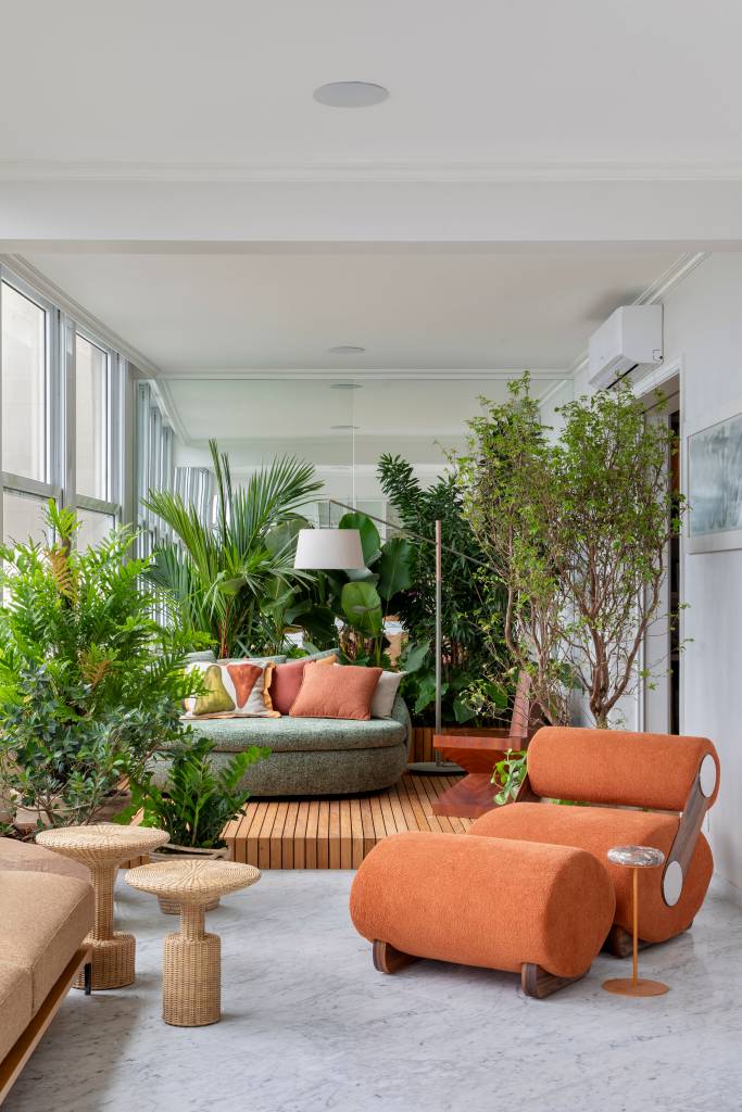 Apê de Taís Araújo e Lázaro Ramos tem varanda ampla de 50 m². Projeto de Escala Arquitetura.