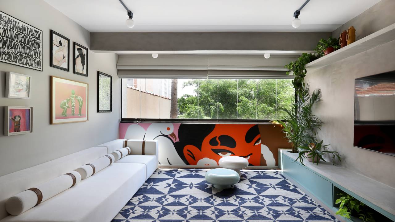 Apê tem paleta com 30 cores alegres e aparador com floreira. Projeto de Studio 92 Arquitetura. Na foto, sala, tapete estampado.