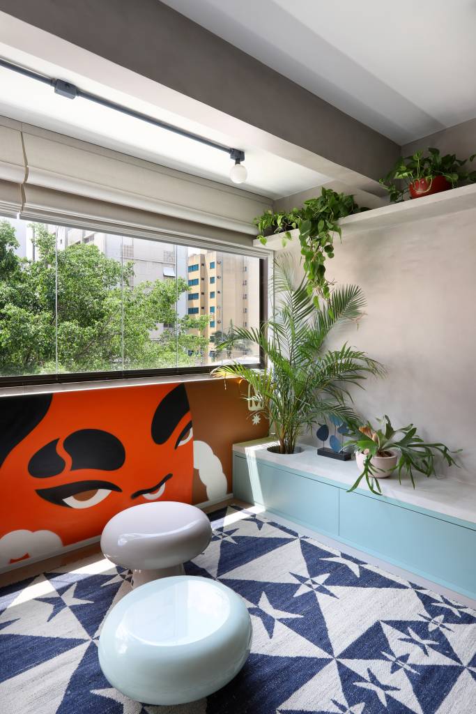 Apê tem paleta com 30 cores alegres e aparador com floreira. Projeto de Studio 92 Arquitetura. Na foto, tapete estampado, arte de mural, plantas.