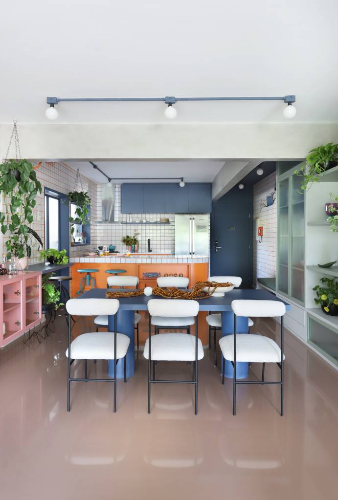Apê tem paleta com 30 cores alegres e aparador com floreira. Projeto de Studio 92 Arquitetura. Na foto, sala de jantar integrada com cozinha.