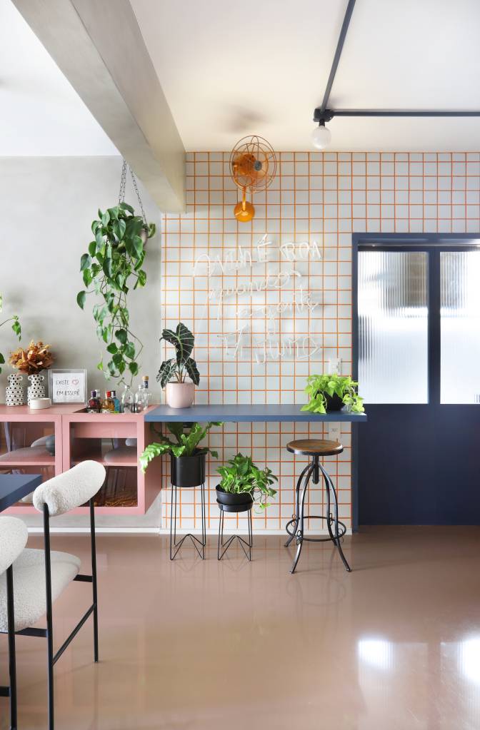 Apê tem paleta com 30 cores alegres e aparador com floreira. Projeto de Studio 92 Arquitetura. Na foto, plantas, bancada pequena.