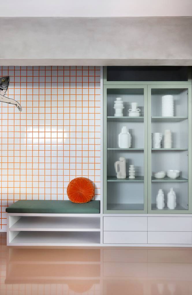 Apê tem paleta com 30 cores alegres e aparador com floreira. Projeto de Studio 92 Arquitetura. Na foto, hall de entrada, banco.