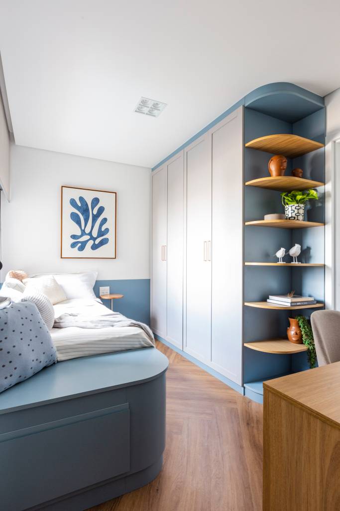 Azul é protagonista em apê com varanda integrada e área gourmet. Projeto de Mari Milani, quarto infantil.