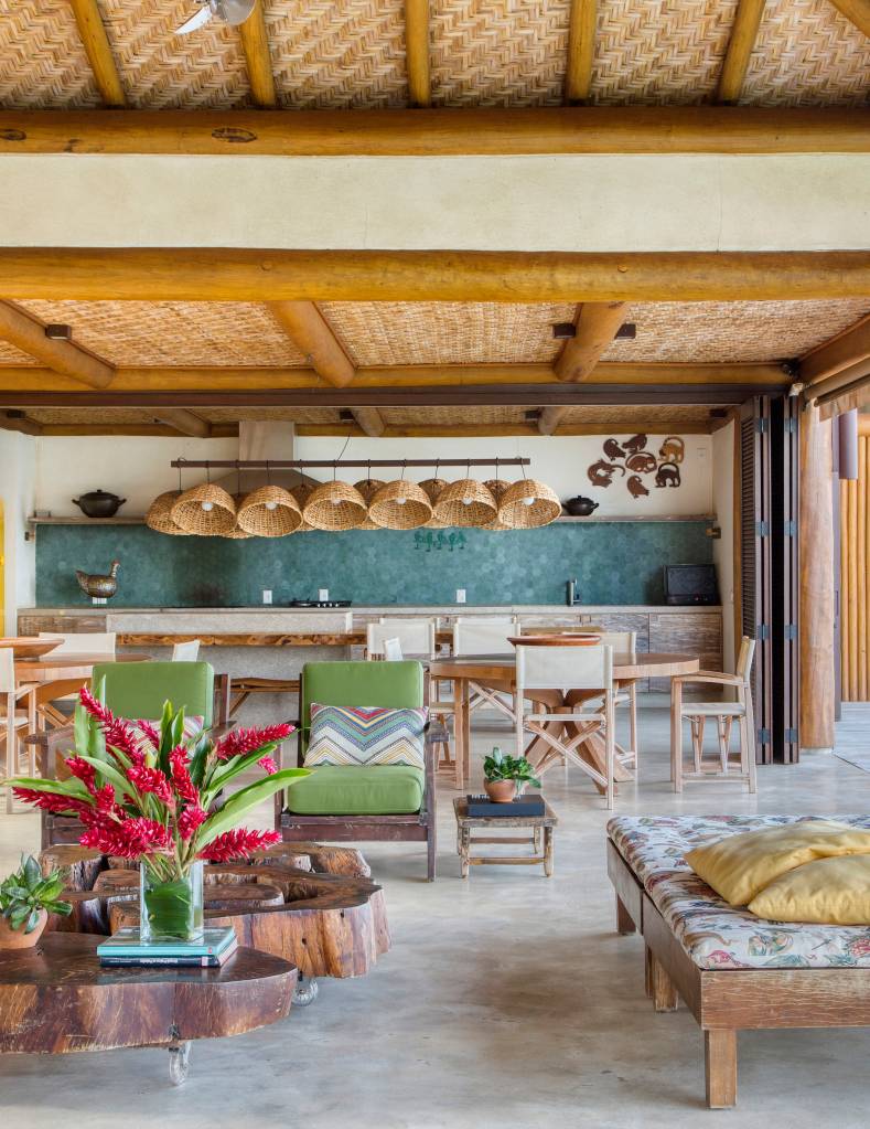 casa-de-campo-tem-estrutura-de-eucalipto-e-decor-rustico-chic-solange-calio-10-area-gourmet Linda casa de campo tem estrutura de eucalipto e décor rústico chic. Projeto de Solange Calio. Na foto, sala de estar, área gourmet integrada com área externa.