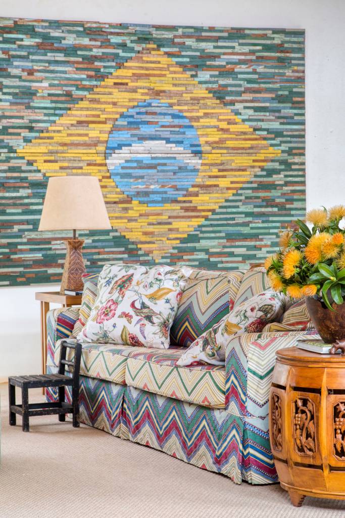 Linda casa de campo tem estrutura de eucalipto e décor rústico chic. Projeto de Solange Calio. Na foto, sala, sofá estampado.