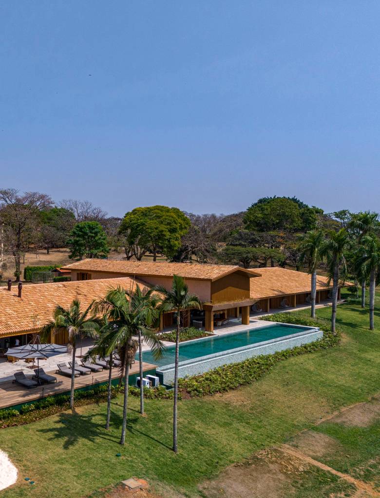 Casa de campo tem piscina semiolímpica e oito suítes elegantes. Projeto de Studio DWG. Na foto, vista aérea da casa.