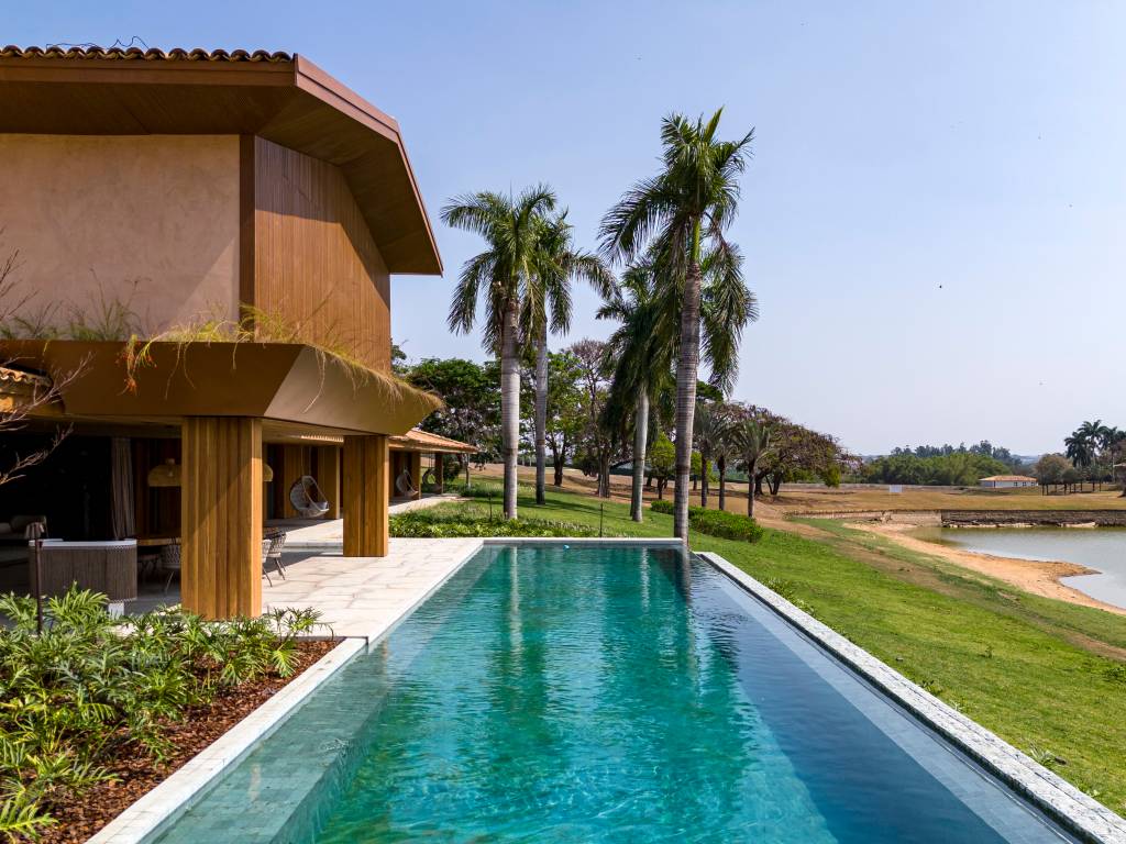 Casa de campo tem piscina semiolímpica e oito suítes elegantes. Projeto de Studio DWG. Na foto, fachada.