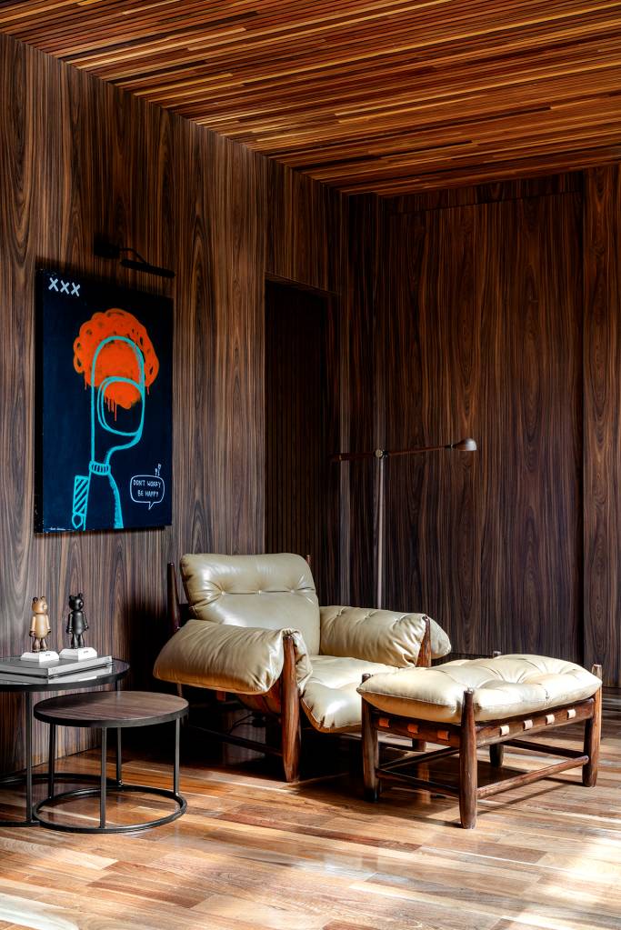 Casa de praia tem pub temático no subsolo, jardim interno e telhado verde. Projeto executado pela arquiteta Gabriela Venier e pelo engenheiro civil Germano Fenner/Fachada e interior assinados pelo arquiteto Eliseu Ferreira.