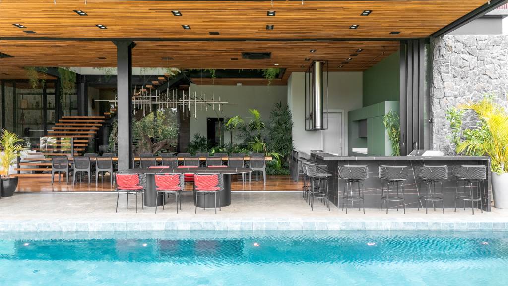 Casa de praia tem pub temático no subsolo, jardim interno e telhado verde. Projeto executado pela arquiteta Gabriela Venier e pelo engenheiro civil Germano Fenner/Fachada e interior assinados pelo arquiteto Eliseu Ferreira.