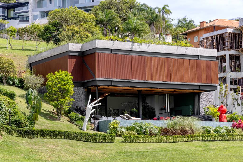 Casa de praia tem pub temático no subsolo, jardim interno e telhado verde. Projeto executado pela arquiteta Gabriela Venier e pelo engenheiro civil Germano Fenner/Fachada e interior assinados pelo arquiteto Eliseu Ferreira.