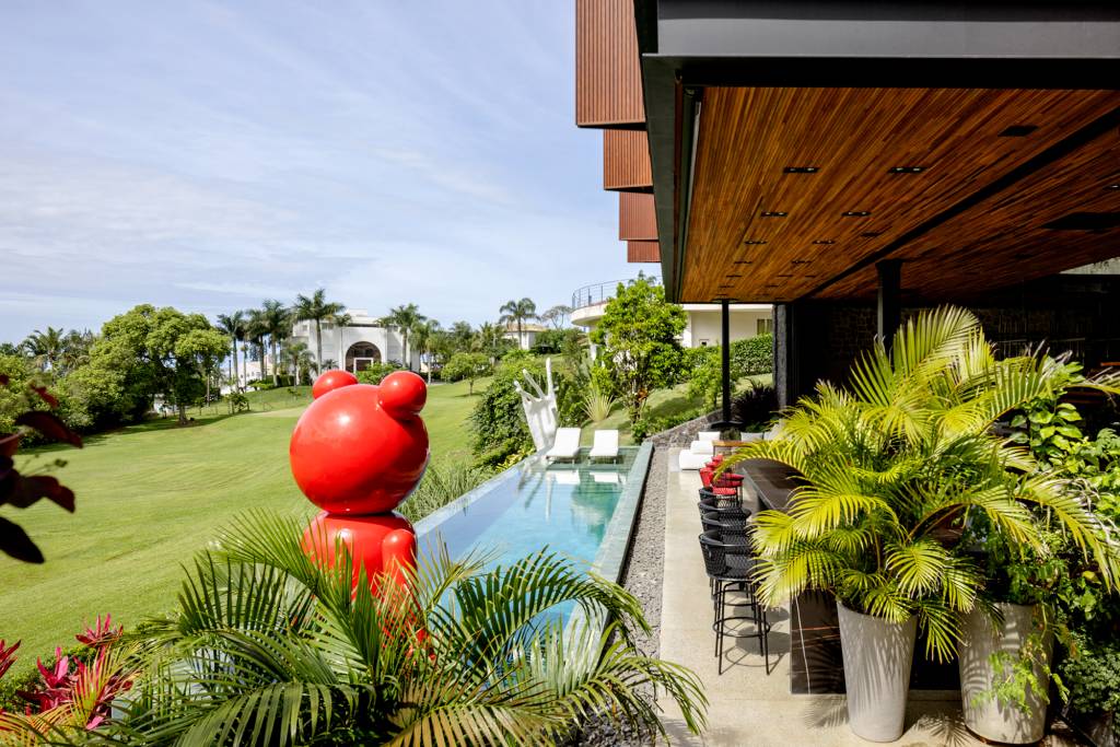 Casa de praia tem pub temático no subsolo, jardim interno e telhado verde. Projeto executado pela arquiteta Gabriela Venier e pelo engenheiro civil Germano Fenner/Fachada e interior assinados pelo arquiteto Eliseu Ferreira.
